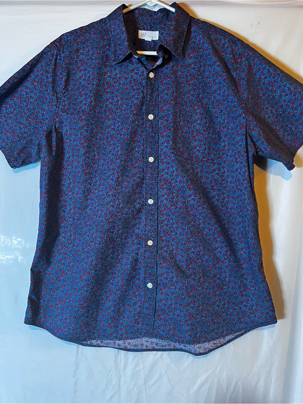 Men's GAP Short-Sleeve Button-Down Shirt in Navy with Red Floral Print - Large